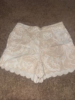 Ellen Tracy Beige and White Floral Scallop-Hem Shorts